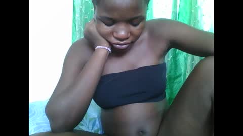 Snapshot of petitesweetchiq chatting on 7, 2, 2026 petitesweetchiq online show from 7, 2, 2026