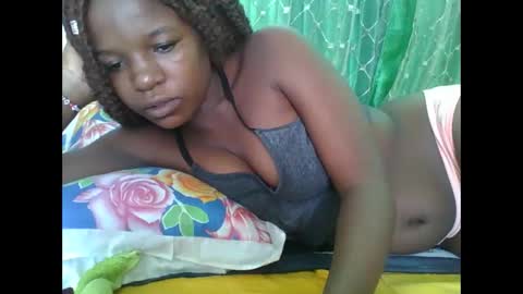 Snapshot of petitesweetchiq chatting on 24, 2, 2026 petitesweetchiq online show from 24, 2, 2026