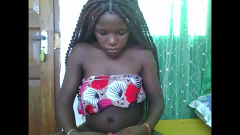 Snapshot of petitesweetchiq chatting on 4, 3, 2026 petitesweetchiq online show from 4, 3, 2026