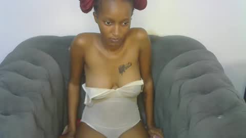 petitpearl online show from 23, 2, 2025