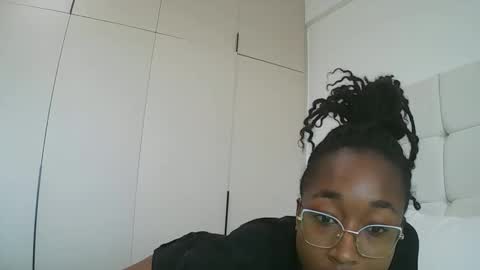 PinkyAura online show from 4, 2, 2026