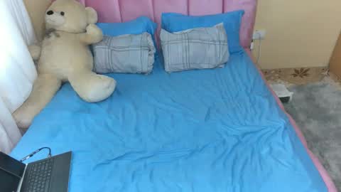 Snapshot of pinkysmiles chatting on 17, 11, 2025 Pinky online show from 17, 11, 2025