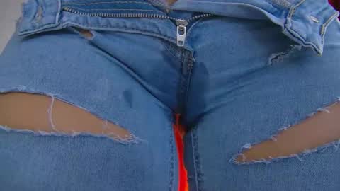 Snapshot of poison_milf_ chatting on 14, 11, 2025 poison_milf_ online show from 14, 11, 2025