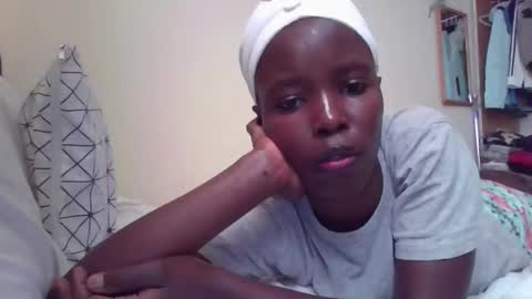 Snapshot of pretty_petite_ebony chatting on 19, 10, 2025 pretty_petite_ebony online show from 19, 10, 2025