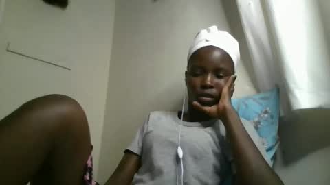 Snapshot of pretty_petite_ebony chatting on 27, 10, 2025 pretty_petite_ebony online show from 27, 10, 2025