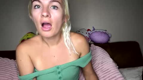 Snapshot of prettybabypetite chatting on 28, 10, 2025 Missy  Jack online show from 28, 10, 2025