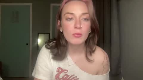 Snapshot of prettyfantasiez chatting on 6, 1, 2025 Cutie With a Booty online show from 6, 1, 2025