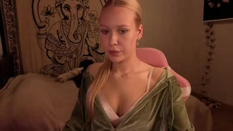 Snapshot of pureeangel chatting on 29, 5, 2026 Megan online show from 29, 5, 2026