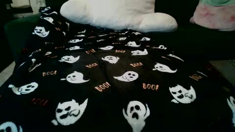 Snapshot of pussy444u chatting on 28, 10, 2025 River online show from 28, 10, 2025