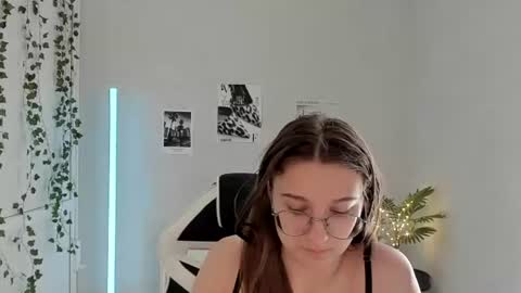 Snapshot of queen_amelie chatting on 7, 7, 2026 Amelie online show from 7, 7, 2026