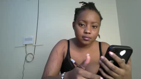 Snapshot of queenbeiby05 chatting on 22, 10, 2025 queen online show from 22, 10, 2025