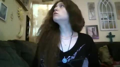 Snapshot of queencrimsonlvx chatting on 6, 5, 2026 queencrimsonlvx online show from 6, 5, 2026