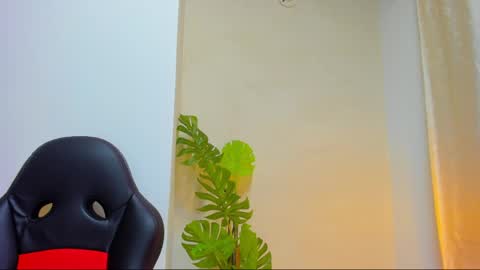 Snapshot of queengrett chatting on 5, 4, 2026 Queen online show from 5, 4, 2026