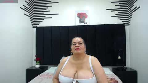 Snapshot of queenmature chatting on 24, 9, 2025 VickyBoobss online show from 24, 9, 2025