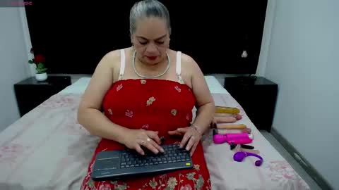 Snapshot of queenmature chatting on 26, 9, 2025 VickyBoobss online show from 26, 9, 2025
