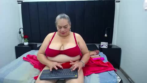 Snapshot of queenmature chatting on 4, 10, 2025 VickyBoobss online show from 4, 10, 2025