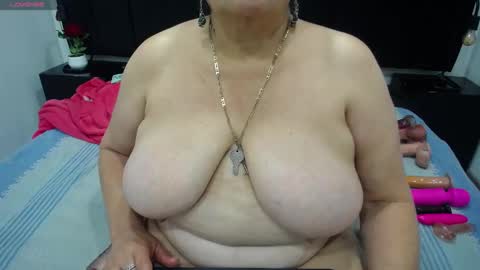 Snapshot of queenmature chatting on 7, 10, 2025 VickyBoobss online show from 7, 10, 2025