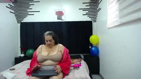 Snapshot of queenmature chatting on 11, 10, 2025 VickyBoobss online show from 11, 10, 2025