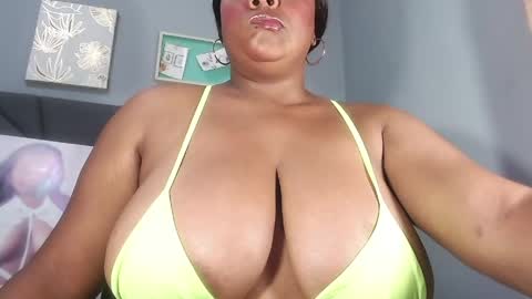 Snapshot of queenrachelbrown chatting on 28, 4, 2026 queenrachelbrown online show from 28, 4, 2026