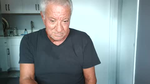 Snapshot of quest_one chatting on 28, 10, 2025 Jim online show from 28, 10, 2025