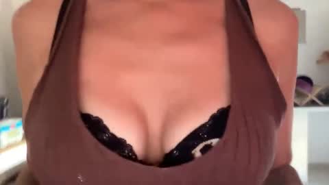 Snapshot of quinnyelena chatting on 8, 6, 2026 Quinnyelena online show from 8, 6, 2026