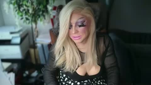 Snapshot of qweenviva chatting on 2, 12, 2025 ViVaLuvLicious online show from 2, 12, 2025