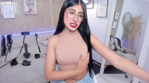 Snapshot of rachel_es chatting on 6, 5, 2026 RACHEL ES online show from 6, 5, 2026