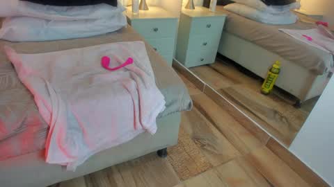 Raquel Moore  online show from 6, 2, 2025