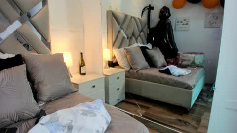 Raquel Moore  online show from 3, 11, 2025