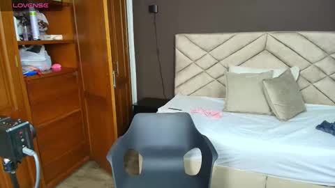 Snapshot of raqueljones_ chatting on 14, 10, 2025 Raquel online show from 14, 10, 2025