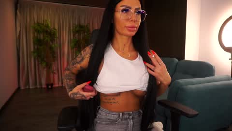 Snapshot of raquellevon chatting on 11, 1, 2025 Raquelle online show from 11, 1, 2025
