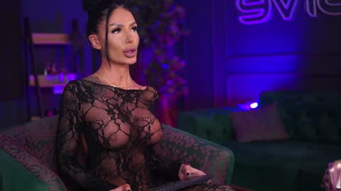 Snapshot of raquellevon chatting on 5, 2, 2025 Raquelle online show from 5, 2, 2025
