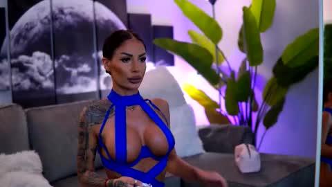 Snapshot of raquellevon chatting on 27, 10, 2025 Raquelle online show from 27, 10, 2025