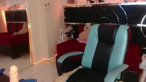 Lunaaaaa online show from 4, 2, 2026