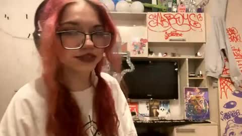 Snapshot of redheadcatxd chatting on 16, 4, 2026 Eva online show from 16, 4, 2026