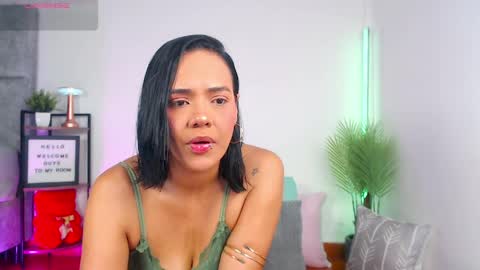 Snapshot of regina1819 chatting on 1, 5, 2026 regina1819 online show from 1, 5, 2026