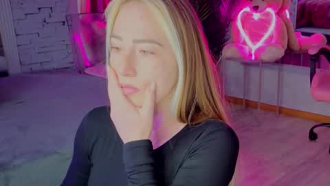 Snapshot of reina_cummings chatting on 15, 12, 2025 reina cummings online show from 15, 12, 2025