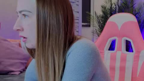 Snapshot of reina_cummings chatting on 16, 12, 2025 reina cummings online show from 16, 12, 2025