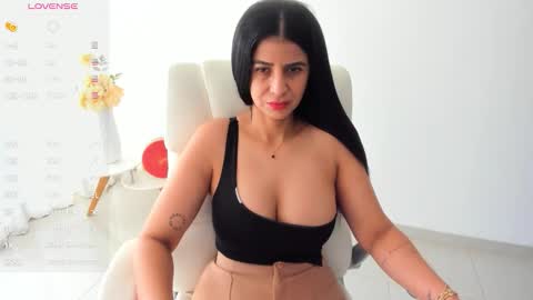 Snapshot of renata_t_ chatting on 6, 10, 2025 RENATA online show from 6, 10, 2025