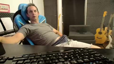 Snapshot of renzorrock chatting on 12, 1, 2025 Rock Star online show from 12, 1, 2025