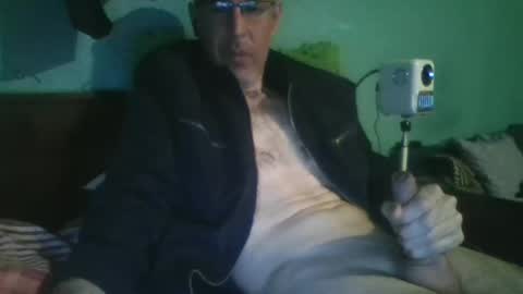 reyes_albert2006 online show from 1, 3, 2026