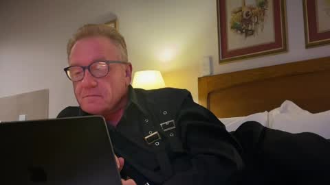 Snapshot of roberttherabbit chatting on 11, 4, 2026 RobertTheRabbit online show from 11, 4, 2026