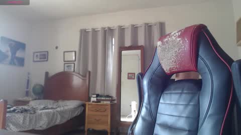 Snapshot of ronnie_dravenn chatting on 26, 10, 2025 online 10pm-1am online show from 26, 10, 2025