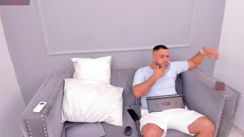 Snapshot of ronnyruso chatting on 13, 1, 2025 ronnyruso online show from 13, 1, 2025