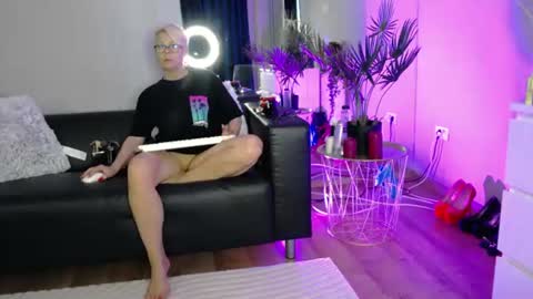 Snapshot of rosacatalleya chatting on 15, 6, 2026 Rose online show from 15, 6, 2026