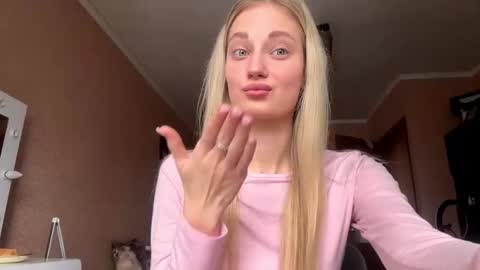 Snapshot of rosauranelli chatting on 15, 1, 2026 Rose online show from 15, 1, 2026