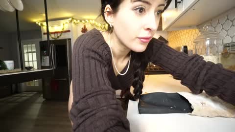 Snapshot of rosiebones chatting on 13, 12, 2024 Rosie Bones online show from 13, 12, 2024