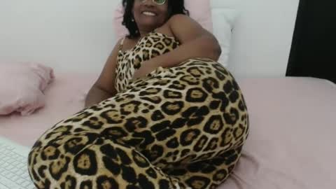 Snapshot of roushlove chatting on 11, 10, 2025 luxa online show from 11, 10, 2025