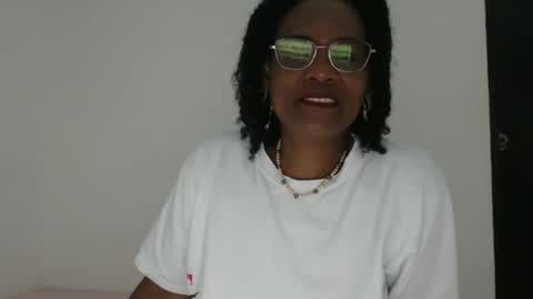 Snapshot of roushlove chatting on 12, 10, 2025 luxa online show from 12, 10, 2025