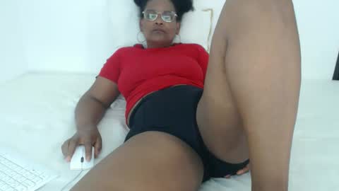 Snapshot of roushlove chatting on 25, 10, 2025 luxa online show from 25, 10, 2025